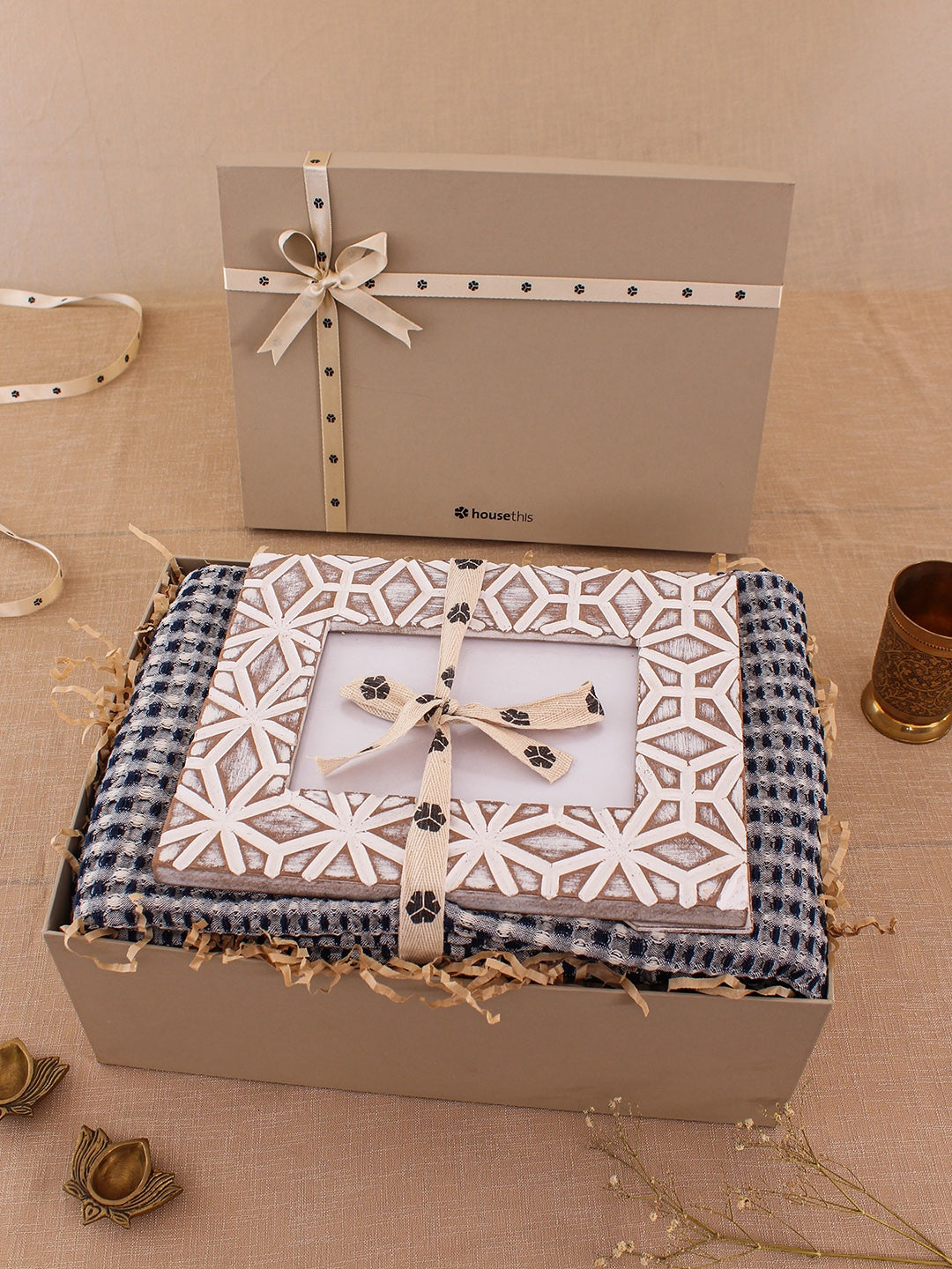 Kamet Photoframe & Karakoram Throw Gift Box (Multi)