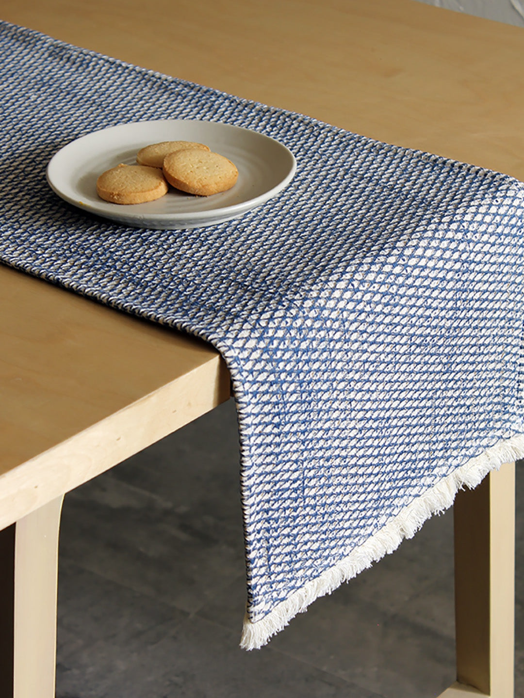 Saltoro Candle Stand & Akasam Runner Gift Box (Off White)