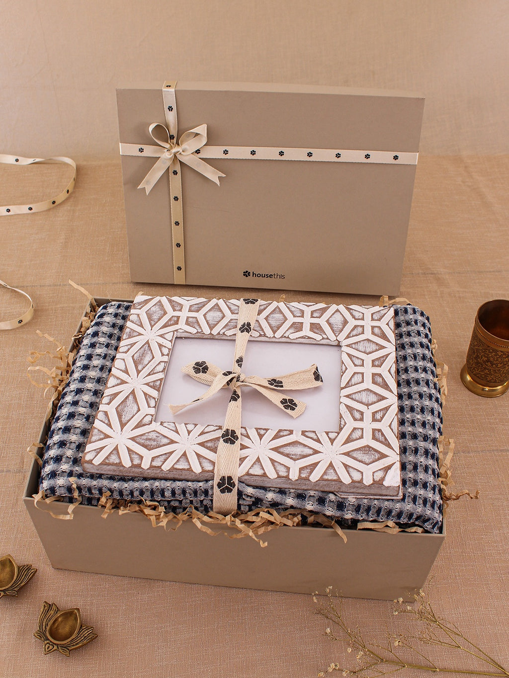 Kamet Photoframe & Karakoram Throw Gift Box (Multi)
