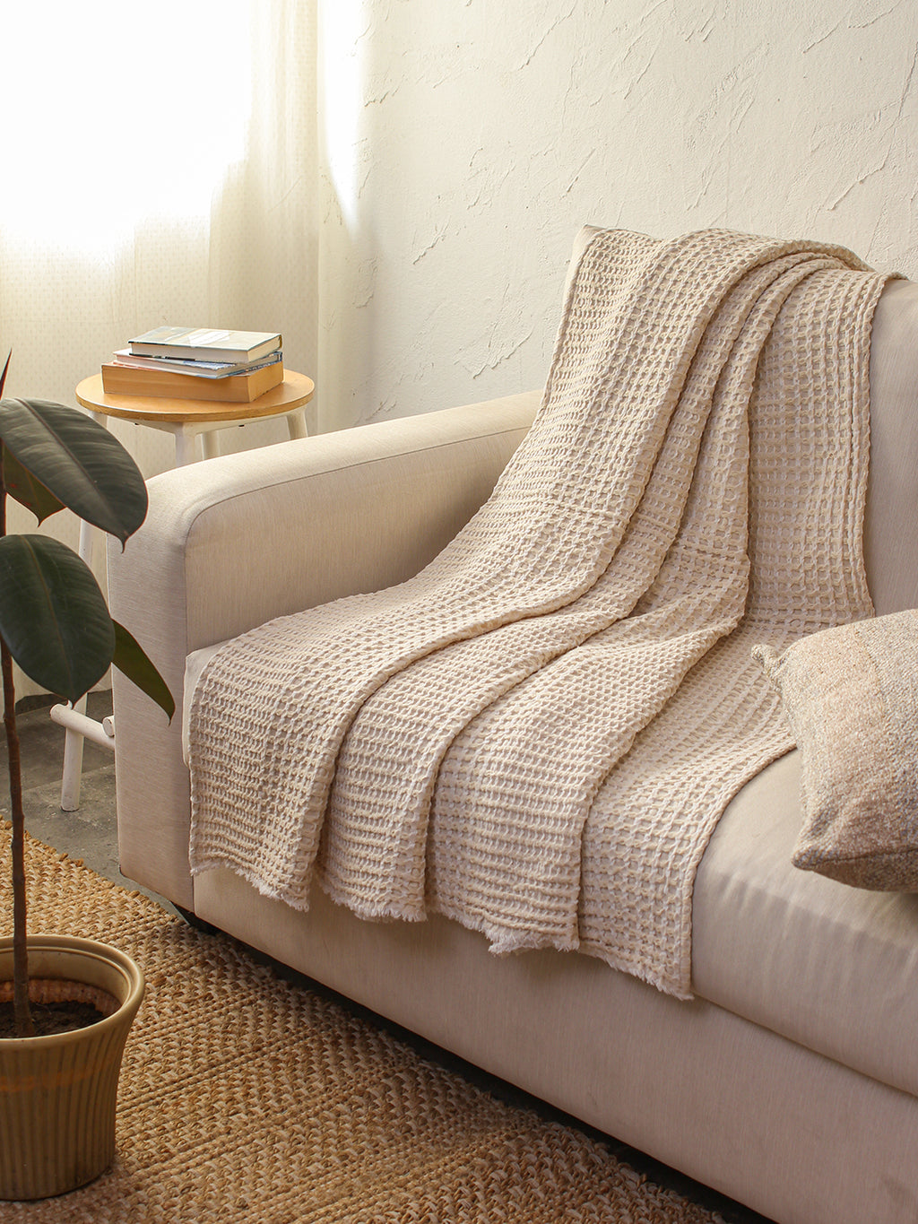 Sandakphu Photoframe & Karakoram Throw Gift Box (Multi)